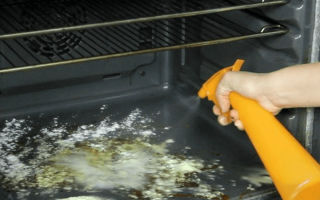 Πώς να καθαρίσετε το φούρνο με κιτρικό οξύ από λίπος στο σπίτι: πώς να πλένετε με μαγειρική σόδα και ξύδι
