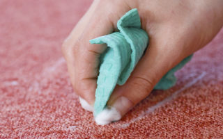 Làm thế nào để loại bỏ sáp trên thảm: làm thế nào để chà sáp từ thảm