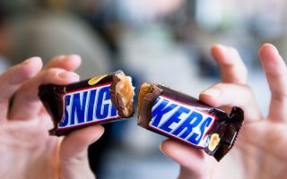 Snickers (Snickers): съставът на бара, ползите и вредите от шоколада